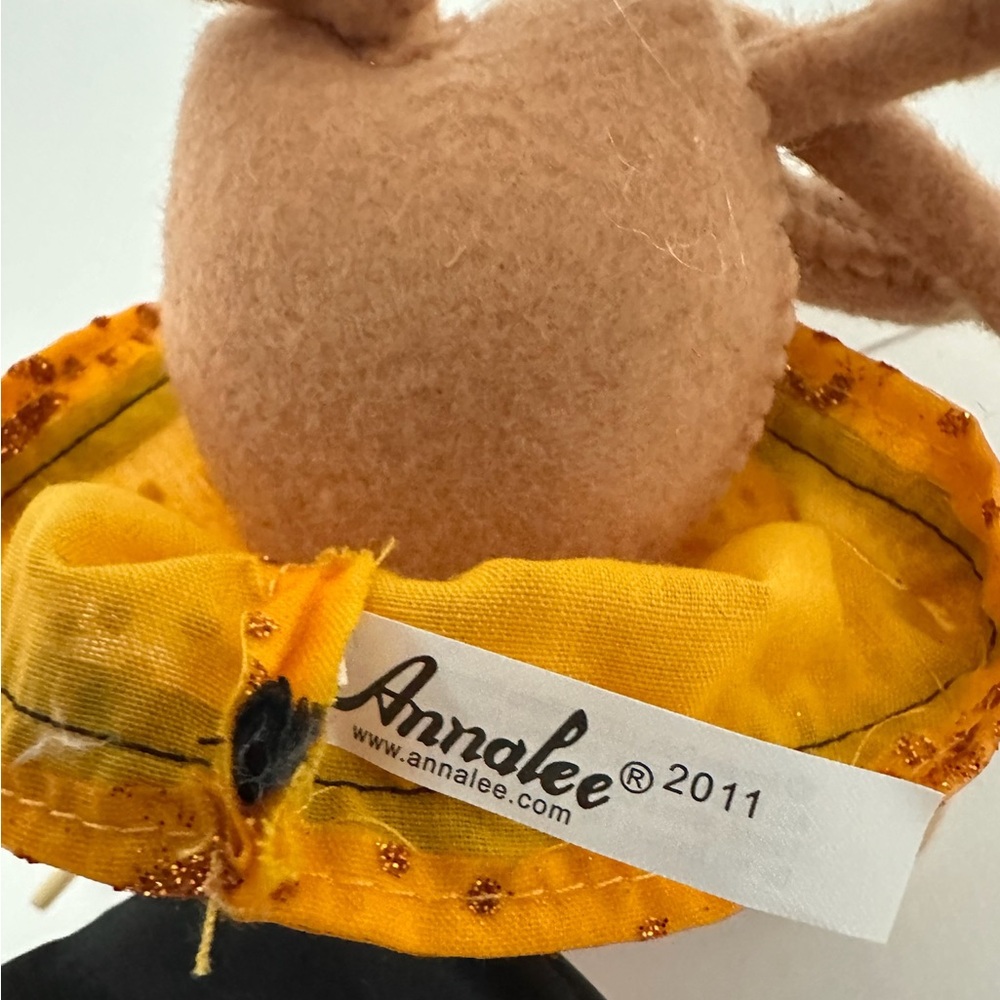 Annalee Halloween Witch Mouse with Broom Felt Figurine 2011 Collectible Decor - Picture 4 of 4